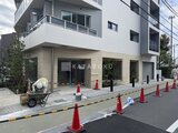 ブランシエスタ品川大井町パークエッジ 建設中の1階店舗と上層階の白いモダン外観