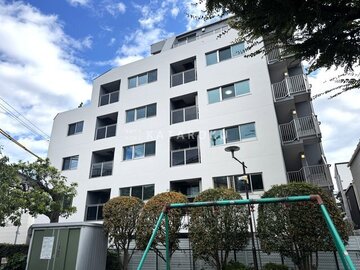 ブランシエスタ品川大井町パークエッジ 青空を背景に建つ、白を基調とした現代的なマンション外観