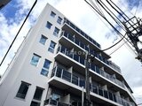 ブランシエスタ品川大井町パークエッジ 下から見上げた白を基調としたモダンなマンション外観