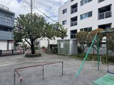 ブランシエスタ品川大井町パークエッジ 建物周辺の緑豊かな共用庭園とキッズスペース