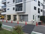 ブランシエスタ品川大井町パークエッジ モダンな外観の建物と広々とした駐車場エリアの様子