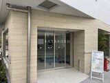 ブランシエスタ品川大井町パークエッジ 明るい色調のタイルと大きなガラス戸を備えたエントランス