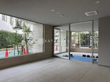 ブランシエスタ品川大井町パークエッジ 共用の玄関ホール、開放的な窓から緑が見える空間