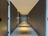 ブランシエスタ品川大井町パークエッジ 落ち着いた色調の壁と間接照明が特徴的な共用廊下