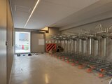 ブランシエスタ品川大井町パークエッジ 駐輪場として整備された共用部の広々とした内部空間