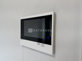 ブランシエスタ品川大井町パークエッジ 壁に埋め込まれたモニター付きインターホンの様子