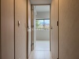 ブランシエスタ品川大井町パークエッジ 奥に窓からの光が入る明るい廊下と収納スペースの様子