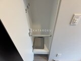 ブランシエスタ品川大井町パークエッジ 天井埋め込み型の照明がある洋風の階段スペース