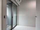 ブランシエスタ品川大井町パークエッジ 明るいバルコニーへ繋がるガラス戸のある洋室