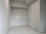 ブランシエスタ品川大井町パークエッジ 壁面収納付きのシンプルな洋室空間