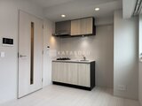 ブランシエスタ品川大井町パークエッジ モダンな木目調キャビネットの対面キッチンと広めの玄関スペース