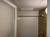 ブランシエスタ品川大井町パークエッジ 木目調アクセント壁と浴室乾燥機付きのバスルーム