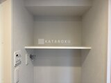 ブランシエスタ品川大井町パークエッジ 壁面に設置された収納棚と給湯器パネルのある洗面脱衣所