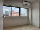 ブランシエスタ品川大井町パークエッジ 大きな窓から都市風景を望む明るい洋室