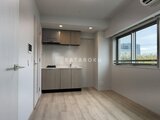 ブランシエスタ品川大井町パークエッジ 大きな窓から光が入る開放的なキッチンとダイニングスペース