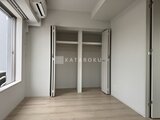 ブランシエスタ品川大井町パークエッジ 大きな窓から光が入る明るい洋室と開放的なクローゼット