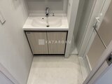 ブランシエスタ品川大井町パークエッジ 白基調で統一された洗面台と収納たっぷりの洗面化粧台