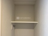 ブランシエスタ品川大井町パークエッジ 壁に埋め込まれた棚付きの落ち着いた印象の物入れスペース