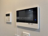 ブランシエスタ品川大井町パークエッジ 壁に取り付けたモニター付きインターホンと温度調整パネルの様子