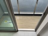 ブランシエスタ品川大井町パークエッジ 開放的なスカイライト付きの室内から外の景観が見える窓辺