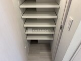 ブランシエスタ品川大井町パークエッジ 可動棚が5段備わった白い収納スペース