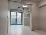ブランシエスタ品川大井町パークエッジ 大きな窓から光が入る明るいワンルーム空間とクローゼット