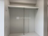 ブランシエスタ品川大井町パークエッジ クローゼットハンガーポール付きのゆとりのある収納スペース