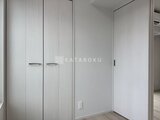 ブランシエスタ品川大井町パークエッジ 白を基調とした落ち着きのある洋室、大型収納完備