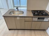 ブランシエスタ品川大井町パークエッジ 明るい採光が入るシステムキッチン、ガスコンロとシンク付きの調