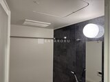 ブランシエスタ品川大井町パークエッジ 暗めのタイル壁とシャワーブースを備えたモダンな浴室