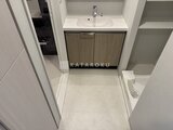 ブランシエスタ品川大井町パークエッジ 洗面台と収納棚を備えた、清潔感のある洗面室の様子