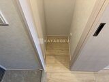 ブランシエスタ品川大井町パークエッジ 落ち着いた色合いの廊下からリビングへと続く開放的な空間
