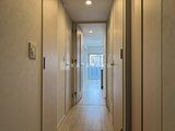 ブランシエスタ品川大井町パークエッジ 明るい采光が心地よい廊下から見たバルコニーへの通路