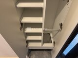 ブランシエスタ品川大井町パークエッジ 白い吊り戸棚の多段の可動棚により整理整頓しやすい収納空間