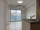ブランシエスタ品川大井町パークエッジ オープンな間取りのキッチンからバルコニーを眺める様子