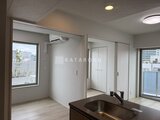 ブランシエスタ品川大井町パークエッジ 開放的なキッチンからバルコニーと洋室が見える間取りの様子