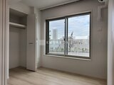 ブランシエスタ品川大井町パークエッジ 大きな窓から都市風景が見える明るい洋室とウォークインクローゼ