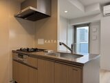 ブランシエスタ品川大井町パークエッジ ガスコンロと流し台、収納をそなえたモダンなキッチン空間