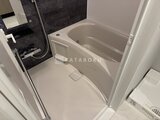 ブランシエスタ品川大井町パークエッジ ユニットバス内のゆとりのある浴槽とシャワーブース