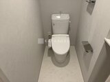 ブランシエスタ品川大井町パークエッジ 温白色照明で落ち着いた印象のトイレ空間
