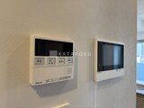 ブランシエスタ品川大井町パークエッジ 壁に設置されたインターフォンと液晶モニターのある住宅設備