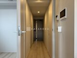 ブランシエスタ品川大井町パークエッジ 温かみのある照明で明るく照らされた廊下空間