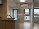ブランシエスタ品川大井町パークエッジ キッチンから眺める開放的なリビングダイニングと都市景観