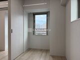 ブランシエスタ品川大井町パークエッジ 採光窓から街並みが見える明るい洋室