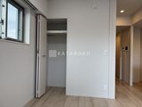 ブランシエスタ品川大井町パークエッジ 開き扉付きクローゼットと明るい洋室の様子