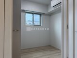 ブランシエスタ品川大井町パークエッジ 窓からの採光が心地よい、シンプルで明るい洋室