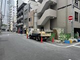 ドゥーエ銀座イースト3 前面道路から見た建物外観と周辺街並み