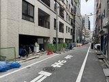 ドゥーエ銀座イースト3 建築工事中の物件前面の道路と隣接する建物群の様子