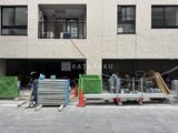 ドゥーエ銀座イースト3 建設工事中の建物外観と駐輪場の様子