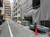 ドゥーエ銀座イースト3 建設中の建物に囲まれた、狭い路地状の道路の様子